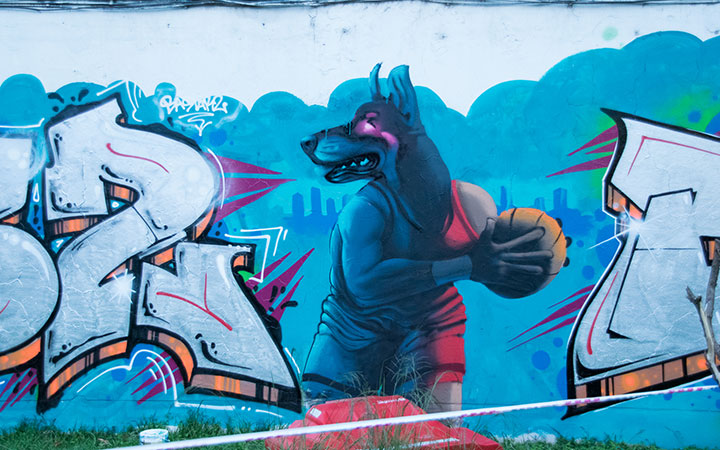 Graffitis y basket en Caballito