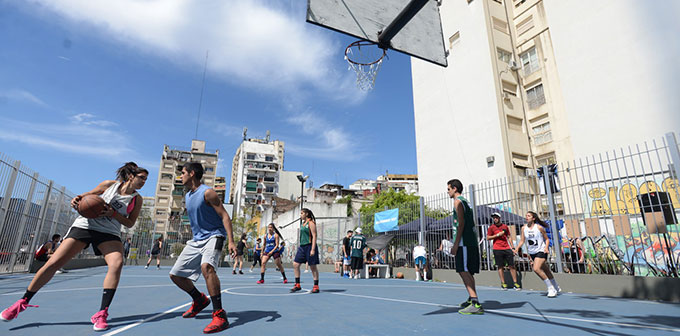 Como en EE.UU., el básquet callejero esta vez copó Caballito